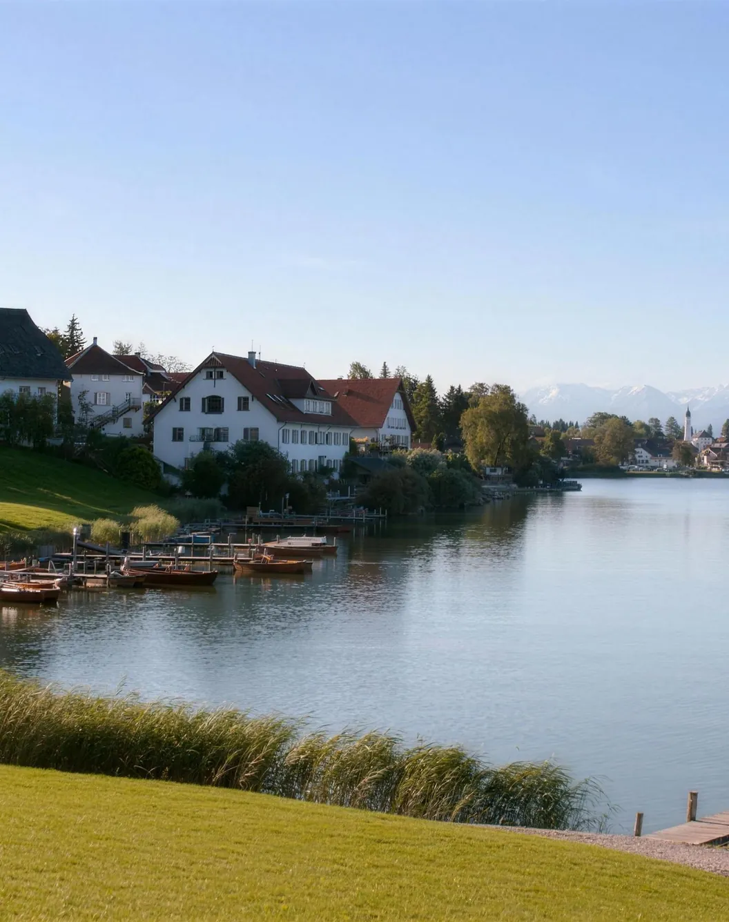 Uferort am Ammersee mit Kirchturm und Alpenpanorama
