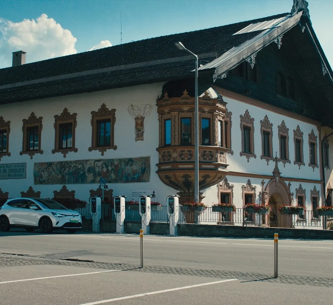 Bayerisches Rathaus mit öffentlichen Ladesäulen auf dem Marktplatz